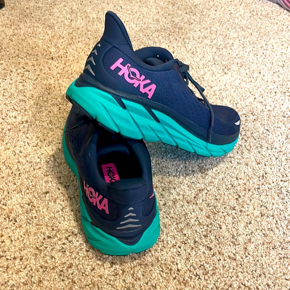 Hoka Clifton 8, size 9 medium